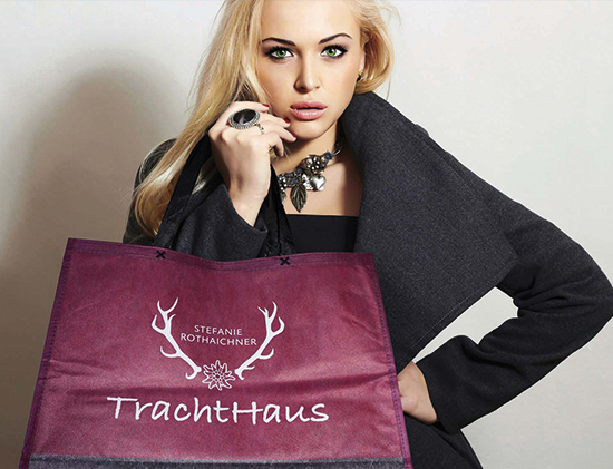Modell hält eine Non-Woven-Tasche für ein Trachtenhaus