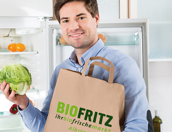 PapierTasche mit gefalteten Flachhenkeln für einen Biomarkt