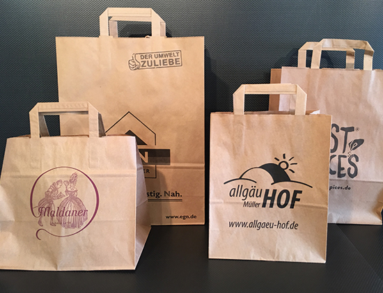 PapierTasche mit gefalteten Flachhenkeln, eingeklebtem Griffdeckblatt in unterschiedlichen Designs und Größen